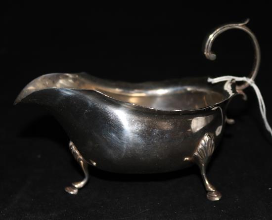 A George V silver sauceboat by George Unite & Sons, Birmingham, 1921, 177 grams.